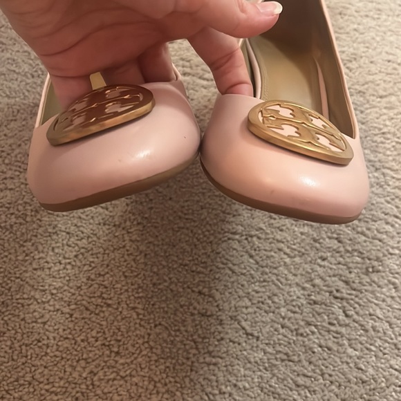 Tory Burch Benton Pumps in Shell Pink with Gold Logo - Picture 16 of 16